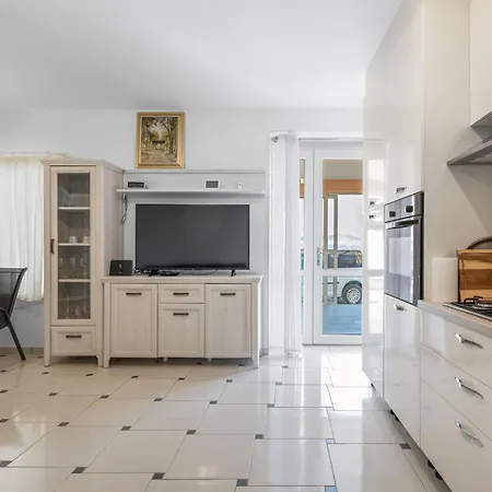 Awesome In With Wifi Holiday home Grebastica